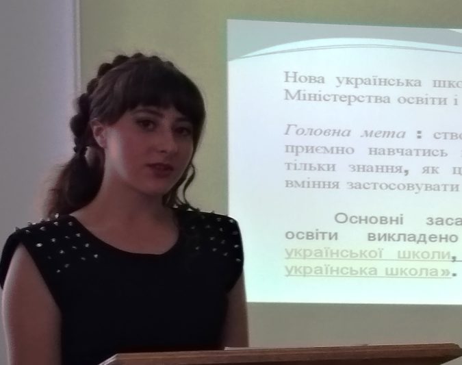 Доповідь виголошує студентка 1-го курсу навчально-наукового інституту фізики, математики, економіки та інноваційних технологій Софія Романів