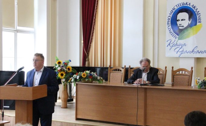 Із доповіддю виступає декан філологічного факультету професор Ярослав Яремко