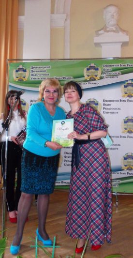 Журі нагороджує голова профспілки працівників доцент Олена Куцик