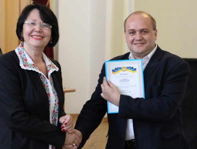 Доцент Андрій Душний отримує нагороду