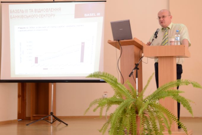 Доповідь модератора конференції завідувача кафедри економіки та менеджменту професора Богдана Кишакевича