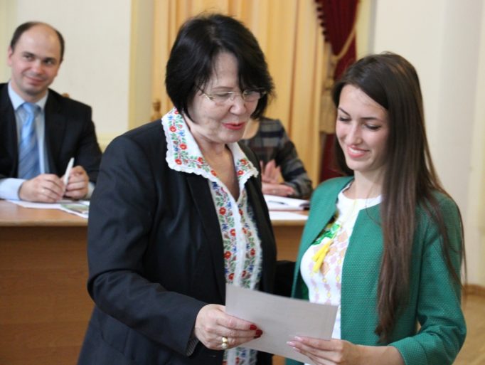 Диплом переможця отримує студентка факультету початкової та мистецької освіти Тетяна Лапунька