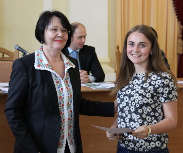 Дипломом ІІІ ступеня нагороджується студентка факультету початкової та мистецької освіти Іванна Денькович