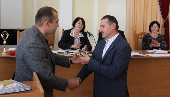 Директор Державного історико-культурного заповідника «Нагуєвичі» доцент Богдан Лазорак вручає пам’ятну відзнаку міському голові Дрогобича Тарасу Кучмі