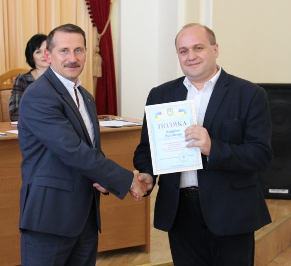 Міський голова Дрогобича Тарас Кучма вручає відзнаку доцентові Андрію Душному