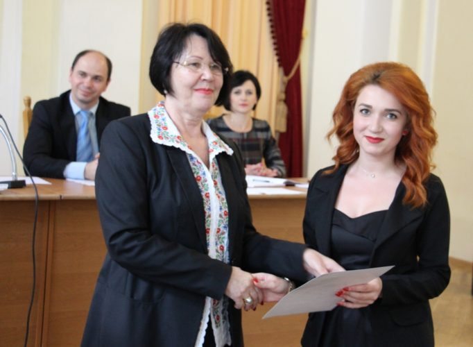 Нагороду отримує студентка історичного факультету Аліна Звіринська