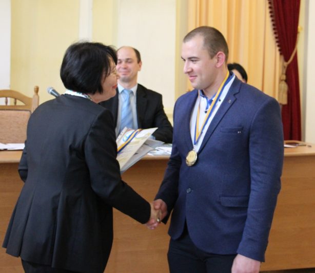 Нагороду з рук ректора отримує переможець міжнародних змагань Андрій Лагуш