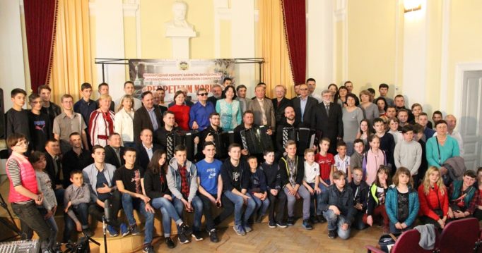 Оргкомітет, журі та учасники концерту після відкриття конкурсу