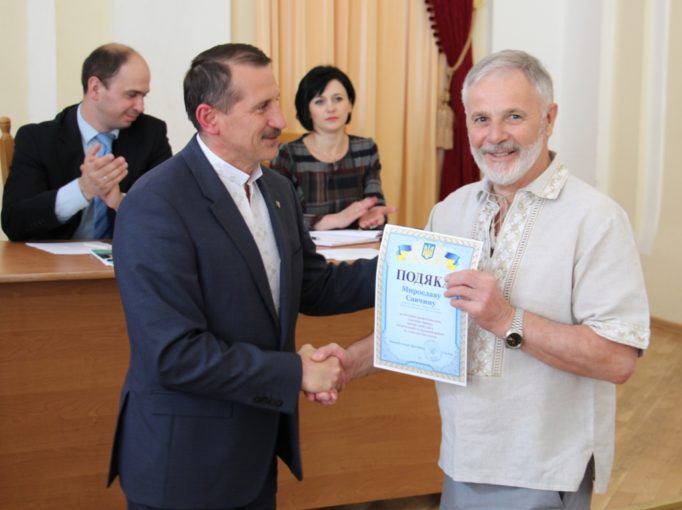 Подяку з рук міського голови отримує професор Мирослав Савчин