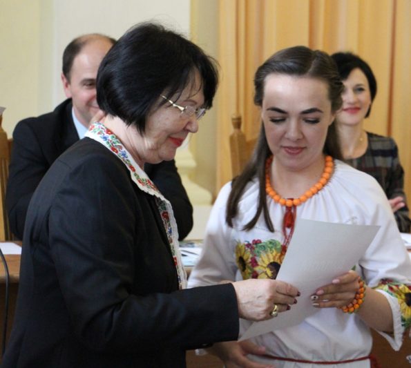 Ректор Надія Скотна вітає викладача Магдалину Марушку