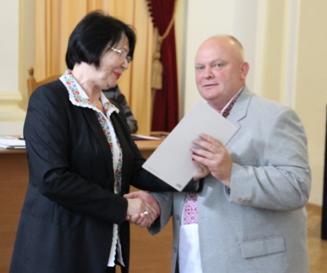 Ректор професор Надія Скотна вітає доцента Петра Фриза