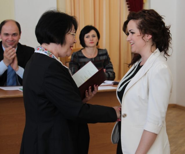 Ректор професор Надія Скотна вручає диплом кандидата педагогічних наук Мар’яні Костецькій