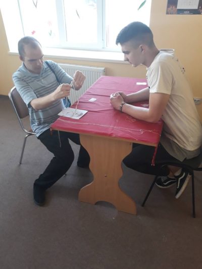 Студент Дмитро Дужий проводить заняття з ерготерапiї з пацiєнтом