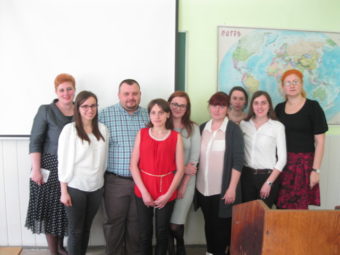 Учасники конференції-презентації (зліва направо): доцент Світлана Біла, студентка групи ІП-42Б Мар’яна Пастух, доцент Володимир Галик, студентки групи ІП-42Б Оксана Левкович, Юлія Сипалова, Ганна Сергєєва, Мар’яна Жекало та Лілія Улей, доцент Ірина Лозинська.