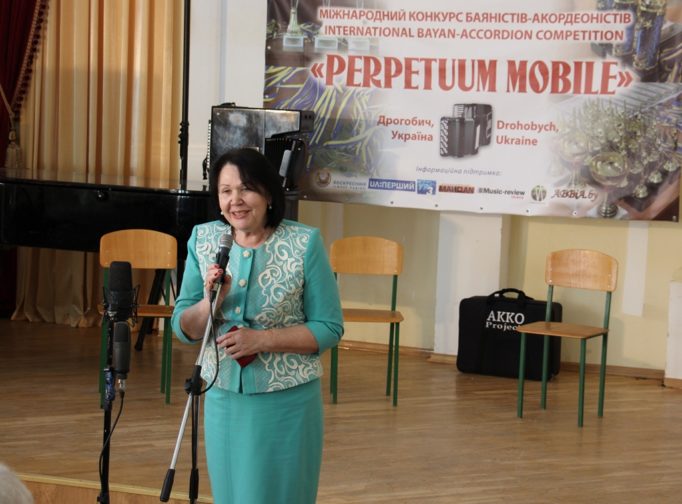 Відкриває конкурс голова оргкомітету ректор професор Надія Скотна