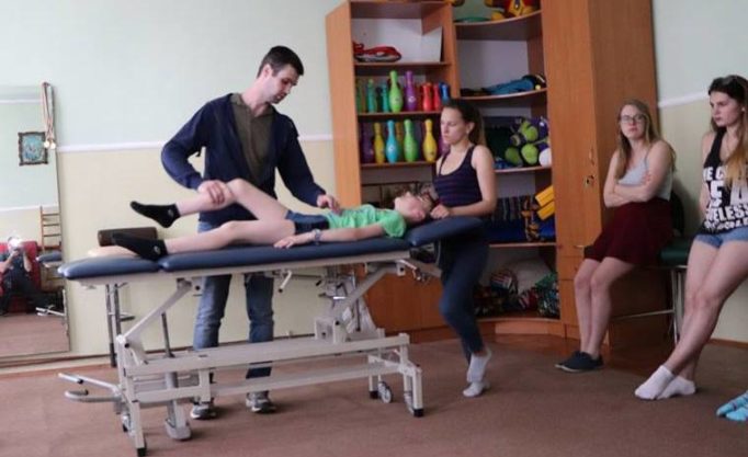 Заняття проводить провiдний спецiалiст з фiзичної реабiлiтацiї Роман Бас