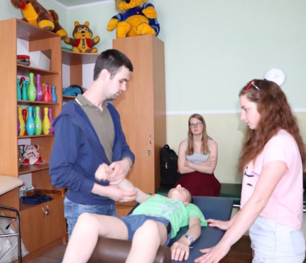 Заняття проводить Роман Бас, асистує Олександра Буцик