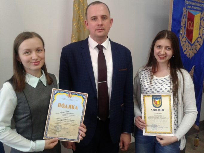 Зліва направо науковий керiвник Оксана Лупак, голова галузевої комiсiї Сергiй Шевчук, студентка Вікторія Лесiв пiд час вручення нагороди