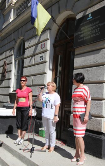 Зі словами вітань до учасників легкоатлетичного пробігу звертається представник Дрогобицького добровільного товариства захисту дітей та молоді з інвалідністю «Надія»