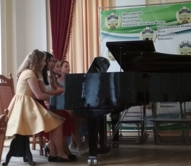 Звучить «Галоп-Марш» А. Лавіньяка