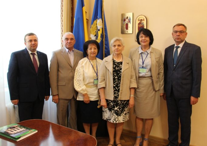 Зліва направо: декан соціально-гуманітарного факультету доцент Ігор Гриник, декан факультету початкової та мистецької освіти доцент Іван Кутняк, завідувач кафедри загальної педагогіки та дошкільної освіти професор Марія Чепіль, професор Ольга Сухомлинська, ректор професор Надія Скотна, проректор з наукової роботи професор Микола Пантюк