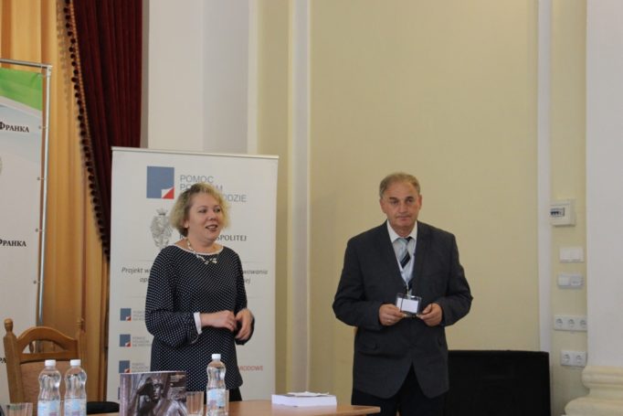 Вітальне слово виголошують організатори: керівник Полоністичного центру доцент Віра Меньок, директор Музею Анни та Ярослава Івашкевичів Маріуш Ольбромський