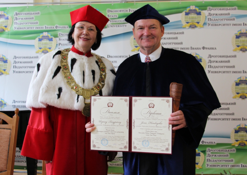 Ректор професор Надія Скотна та «Почесний доктор Дрогобицького державного педагогічного університету імені Івана Франка» (HONORIS CAUSA) Йоріс Хіндрікс