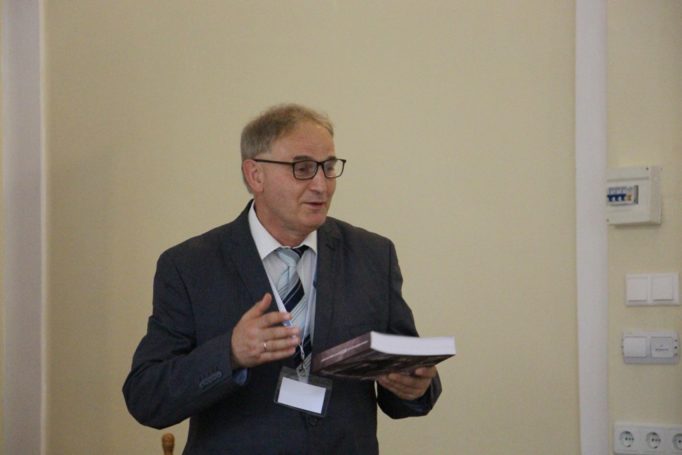 Директор Маріуш Ольбромський презентує науковий збірник матеріалів минулорічного «Діалогу Двох Культур»