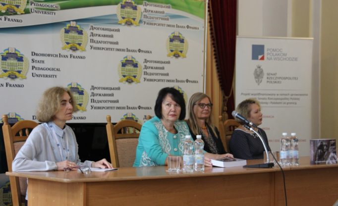 Відкриття конференції, у президії (зліва направо): професор Мирослава Олдаковська-Куфльова (Люблінський Католицький Університет), ректор професор Надія Скотна, професор Анна Насіловська (Голова Спілки польських письменників), доцент Віра Меньок