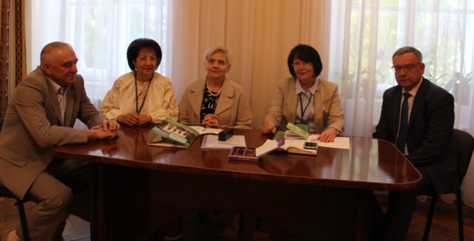 У кабінеті ректора (зліва направо): декан факультету початкової та мистецької освіти доцент Іван Кутняк, завідувач кафедри загальної педагогіки та дошкільної освіти професор Марія Чепіль, професор Ольга Сухомлинська, ректор професор Надія Скотна, проректор з наукової роботи професор Микола Пантюк