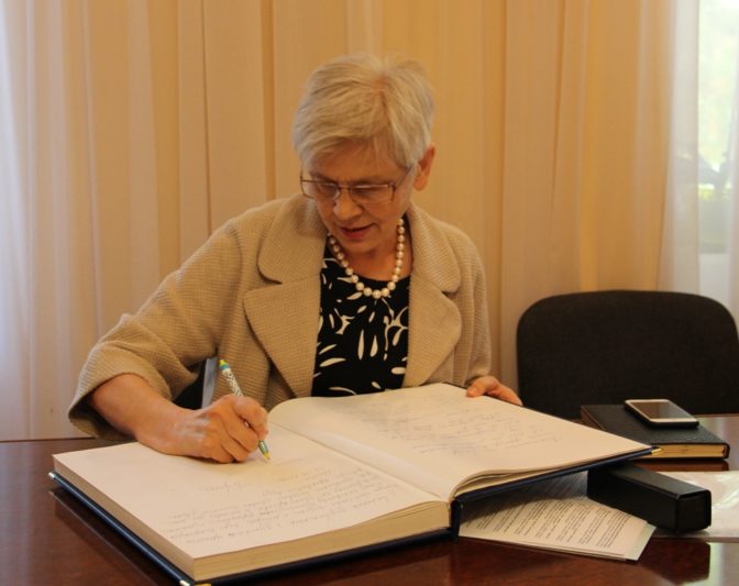 У книзі для почесних гостей професор Ольга Сухомлинська залишає свій відгук про Дрогобицький університет