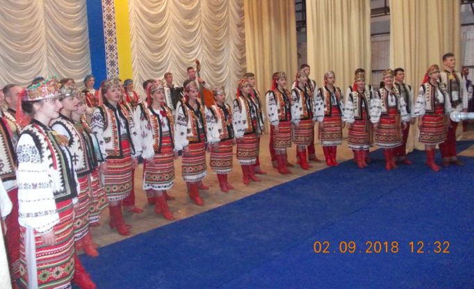 Виступає народний вокально-хореографічний ансамбль “Пролісок”