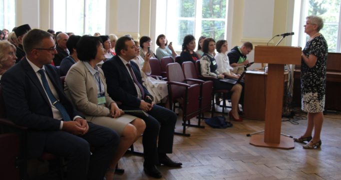 Із доповіддю виступає професор Ольга Сухомлинська