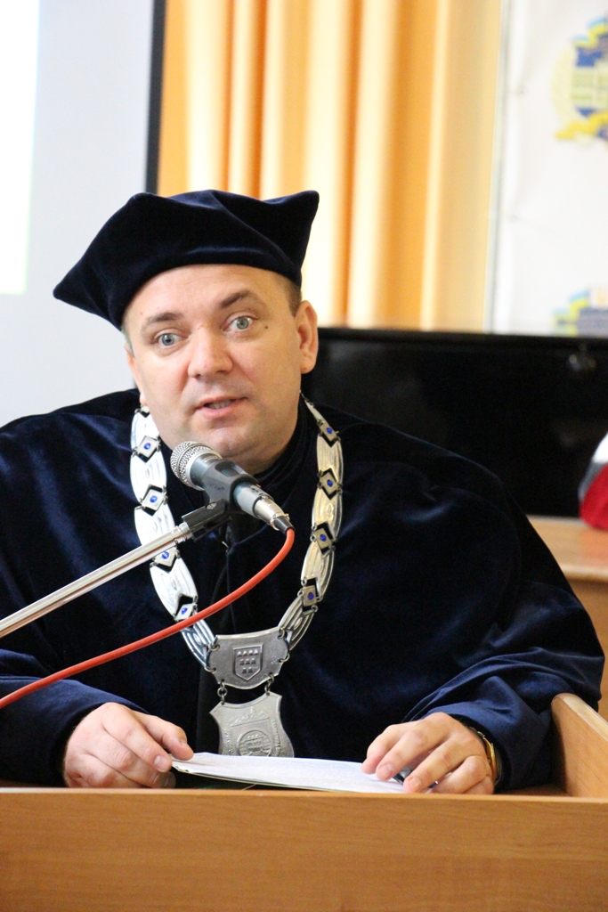 Слово на пошану номінанта виголошує доцент Ігор Гриник