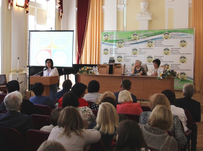 Із доповіддю виступає завідувач міського методкабінету відділу освіти виконавчих органів Дрогобицької міської ради Галина Марчук