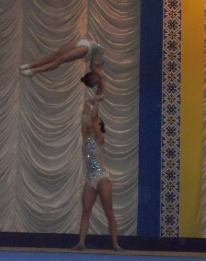 Акробатичний номер виконують Юлія Пилип`як (інститут фізичної культури і здоров`я) та Олександра-Марія Табачинська (Дрогобицька гімназія )