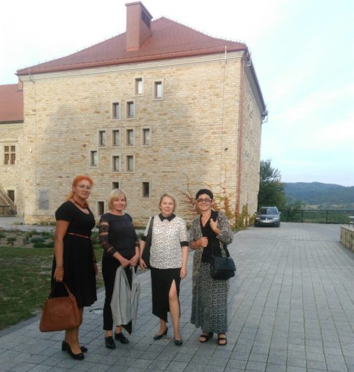 Біля Саноцького замку