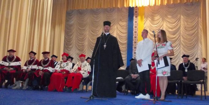 Благословляє усіх присутніх капелан університету отець Олег Кекош