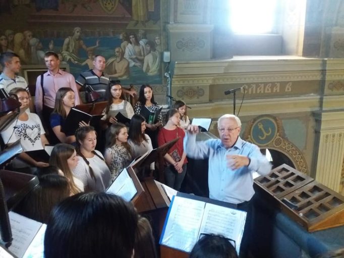 Богослужіння у супроводі народної хорової капели «Гаудеамус»