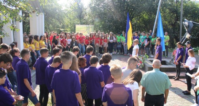 Колектив Дрогобицького лiцею на урочистiй лiнiйцi бiля пам'ятника жертвам бiльшовицьких репресiй