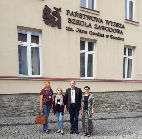 На подвір’ї Державної вищої професійної школи імені Яна Ґродка у Саноку (зліва направо) Ірина Лозинська, Віра Меньок, Павло Скотний, Олександра Проць