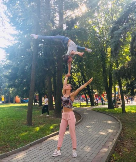 Показовi виступи у центральному парку Вiнницi Юлія Пилип`як знизу 2