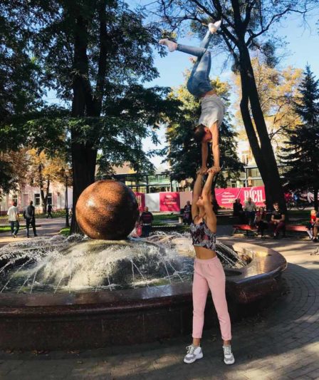 Показовi виступи у центральному парку Вiнницi Юлія Пилип`як знизу