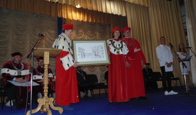 Ректор Державної вищої професійної школи імені Вітелона в м. Легніца (Польща) його маґніфіценція професор Ришард Пісарські вручає ректорові професору Надії Скотній картину-графіку