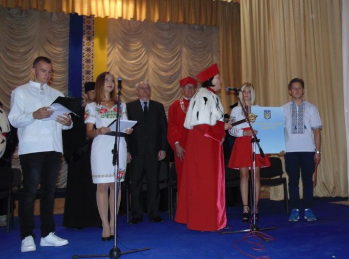 Ректор професор Надія Скотна вручає символічний студентський квиток