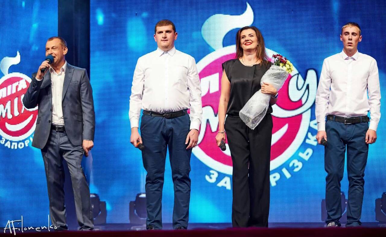 Степан Вiкоброда(другий злiва), тренер команди Анна Костенко, Святослав Сидорчук (перший справа)