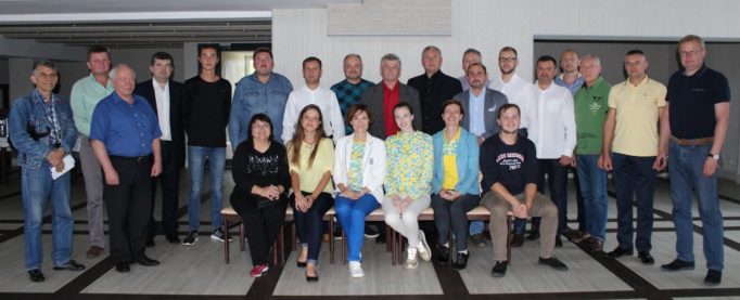 Учасники презентацiї. Олександр Лемешко шостий злiва