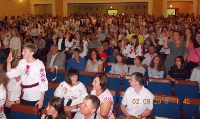 Уся нова студентська спільнота зачитує кодекс честі студента нашого університету