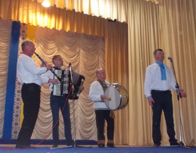 Виступає народний інструментальний ансамбль «Намисто»