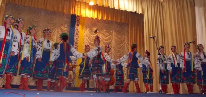 Виступає народний вокально-хореографічний ансамбль “Пролісок”